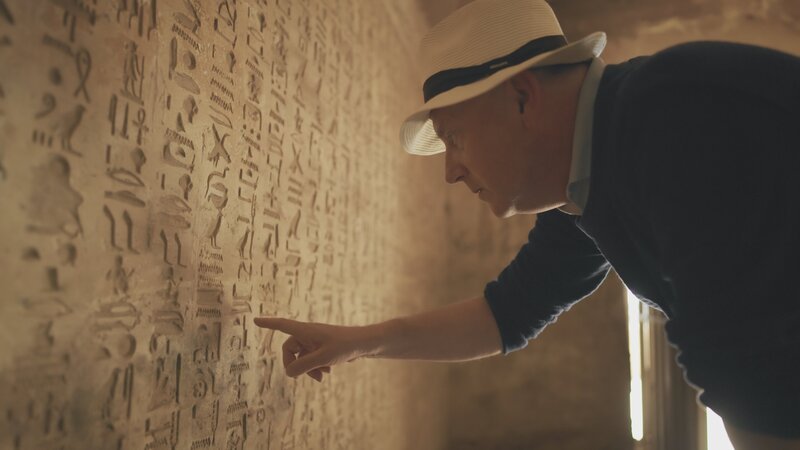 Der Ägyptologe Stephen Harvey im Grab von Ahmes, dem Sohn von Ebana – Bild: zdf /​ THE HISTORY CHANNEL /​ zdf
