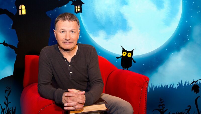 Geschichtenerzähler Thomas Rühmann liest „Die drei kleinen Schweinchen“. – Bild: rbb/​Hanna Boussouar