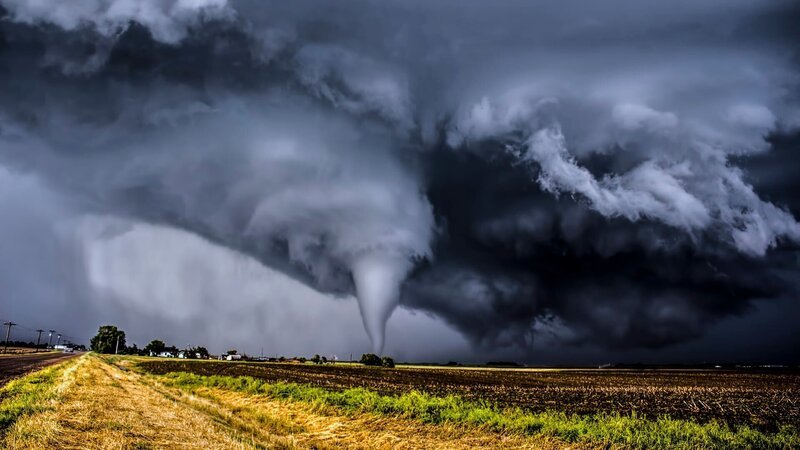 A perfectly centered tornado during a Kansas tornado outbreak – Bild: NZP Chasers