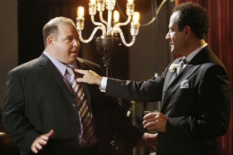 Aufgrund der verblüffenden Ähnlichkeit schlüpft Monk (Tony Shalhoub) in die Rolle des verstorbenen Mafiabosses Frankie DePalma und versucht Hintermänner wie Jimmy Barlowe (Vincent Curatola), die zunächst über Monks skurriles Verhalten verwundert sind, zu täuschen.  +++ – Bild: RTL /​ Universal /​ Mr. Monk verliebt sich in sein neues Spiegelbild