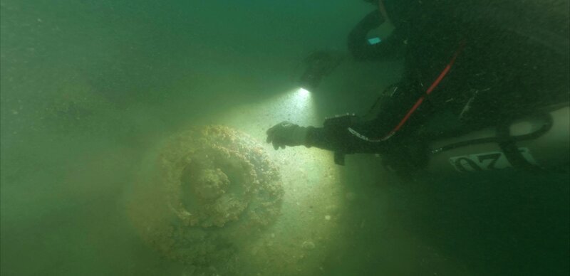Ein Taucher erkundet ein Wrack auf dem Meeresgrund – Bild: uklib /​ © THE HISTORY CHANNEL /​ A+E Networks