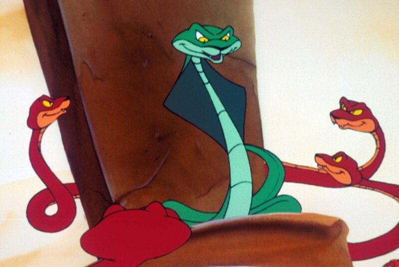 „Noahs Insel“, „Aufstand der Schlangen.“ Noahs Insel schippert im Monsun vor der Südostküste Indiens. Ihr Kapitän macht sich große Sorgen: Hase Schlappohr wurde von einer Kobra gebissen und liegt seitdem im Koma. Wie können die Tiere in Frieden zusammenleben, wenn einige die Regeln nicht beachten, denkt der Eisbär und beschließt, beim nächsten Landgang alle Schlangen von der Insel zu verbannen. Die Schlangen drehen den Spieß um und werden die Insel für sich beanspruchen. Gorilla Gertie weiß: Gegen Schlangen auf dem Kriegspfad hilft ein Mungo; ein entsprechendes Exemplar wird vom Festland eingeflogen. Zwar helfen die Kräutermischungen des Katzentiers den todkranken Tieren im Nu, doch erweist sich der Mungo ansonsten als ausgesprochen feige. – Bild: ORF