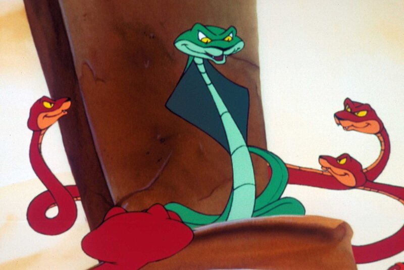 „Noahs Insel“, „Aufstand der Schlangen.“ Noahs Insel schippert im Monsun vor der Südostküste Indiens. Ihr Kapitän macht sich große Sorgen: Hase Schlappohr wurde von einer Kobra gebissen und liegt seitdem im Koma. Wie können die Tiere in Frieden zusammenleben, wenn einige die Regeln nicht beachten, denkt der Eisbär und beschließt, beim nächsten Landgang alle Schlangen von der Insel zu verbannen. Die Schlangen drehen den Spieß um und werden die Insel für sich beanspruchen. Gorilla Gertie weiß: Gegen Schlangen auf dem Kriegspfad hilft ein Mungo; ein entsprechendes Exemplar wird vom Festland eingeflogen. Zwar helfen die Kräutermischungen des Katzentiers den todkranken Tieren im Nu, doch erweist sich der Mungo ansonsten als ausgesprochen feige. – Bild: ORF