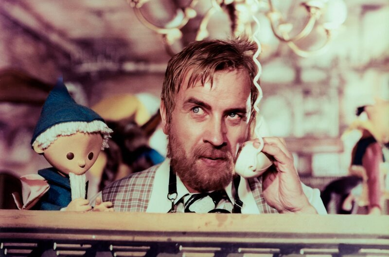 Wolfgang Schmidt, „der große Schweiger“ (Armin Mueller-Stahl) und Fernstudentin Cilly (Helga Sasse) lernen sich im Haus der Werbung bei einem Stück Eierschecke kennen. – Bild: rbb/​DEFA-Distribution/​Günter Haubold