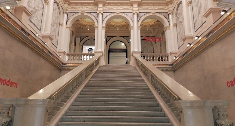  Eingang Künstlerhaus. – Bild: ORF/​POPUP Film