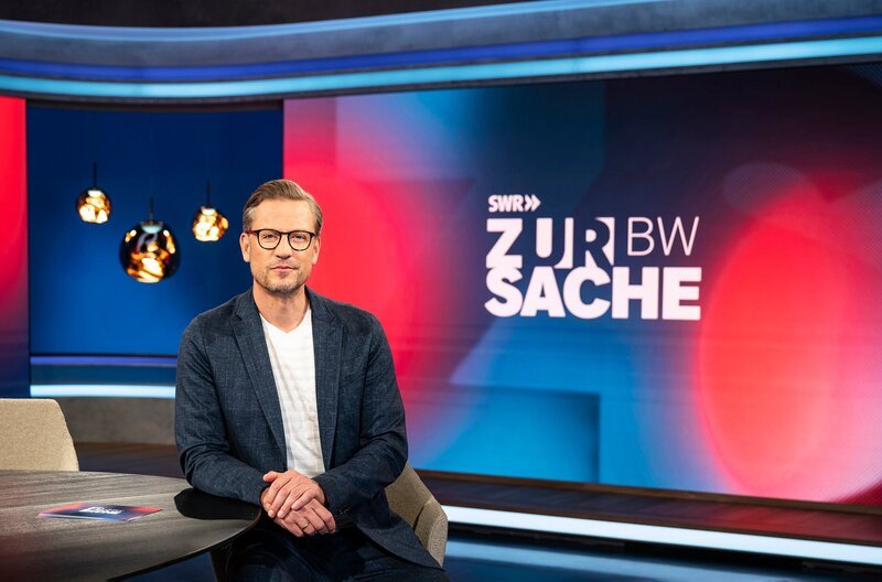 SWR ZUR SACHE BADEN-WÜRTTEMBERG, „Politik – Debatte – Hintergrund“. Das Politikmagazin fürs Land. Moderator Florian Weber. – Bild: SWR/​Patricia Neligan