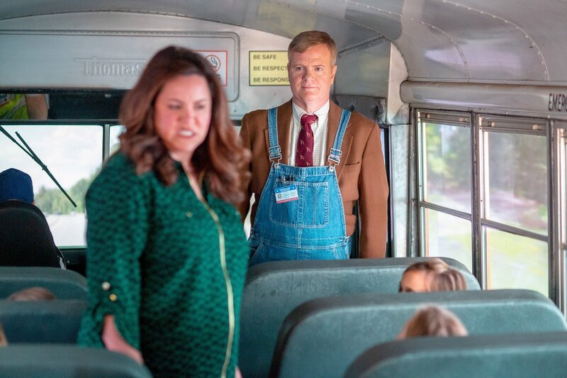 Katy Mixon (Katie Otto), Jerry Lambert (Direktor Ablin). – Bild: ORF/​Disney/​ABC/​Michael Ansell