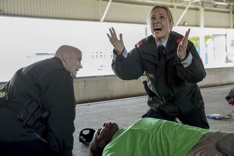 (v.li.): Gerald Walsberger (Thomas Schwarzenberg), Eric Havugimana (Opfer), Lilian Klebow (Penny Lanz). – Bild: ORF 1