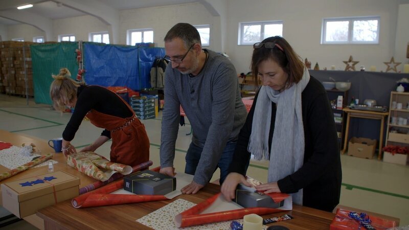 Wer einen Wunschzettel ausgefüllt hat, wird von Tilman Haerdle und Petra Schultz-Lehmann beschenkt. – Bild: BR/Isarflimmern Fernsehproduktion / ZDF Wer einen Wunschzettel ausgefüllt hat, wird von Tilman Haerdle und Petra Schultz-Lehmann beschenkt. – Bild: BR/Isarflimmern Fernsehproduktion / ZDF