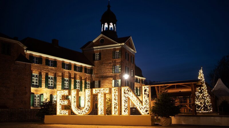 Das Eutiner Schloss zur Weihnachtszeit. – Bild: NDR Das Eutiner Schloss zur Weihnachtszeit. – Bild: NDR