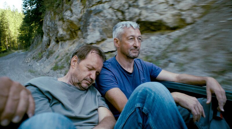 Eine junge Frau kehrt zurück in ihr abgelegenes Heimatdorf, nachdem ihr Vater im Wald verschwunden war. Hin- und hergerissen zwischen der Verantwortung für den infantilen Mann und ihrer Sehnsucht nach Nähe und Unbeschwertheit treibt sie durch den Tag. – Bild: SWR/​Dennis Banemann