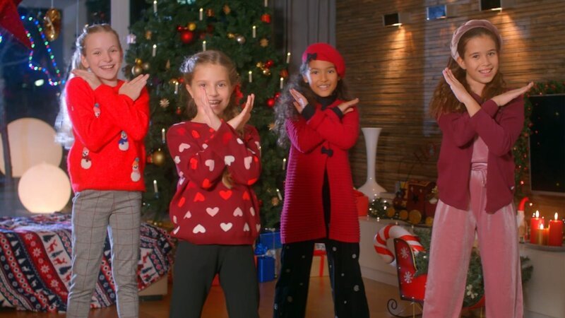 Viktoria, Nika, Laura und Sophia singen ihren Weihnachtssong. – Bild: KiKA/​MingaMedia