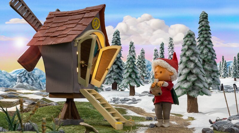 Der Sandmann hat seinen magischen Traumsand verloren hat und muss dringend neuen aus der fliegenden Traumsandmühle holen. Auf der zauberhaften Reise dorthin begegnet er Kindern und Tieren im Wald und erlebt dabei einige Überraschungen. „Die Reise zur Traumsandmühle“ ist der erste Sandmännchen-Kurzfilm seit über 30 Jahren. Gedreht wurde er in der aufwendigen Stop-Motion-Technik. Schauspieler Florian David Fitz leiht dem Erzähler seine Stimme. – Bild: rbb/​Stefan Schomerus