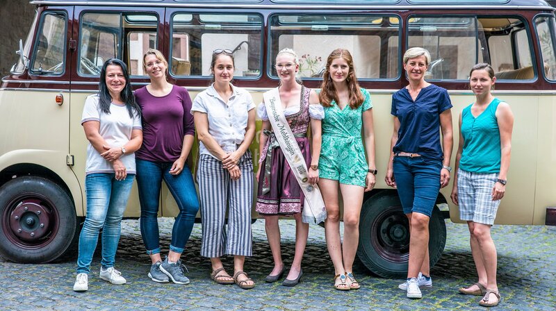 Die Landfrauen 2019 – von links: Angela Wunderlich, Kristin Güllich, Schirin Oeding, Martina Knecht, Barbara Knötzinger, Mathilde Falter-Weiderer und Stefanie Rieblinger. – Bild: BR/​megaherz gmbh/​Moritz Sonntag