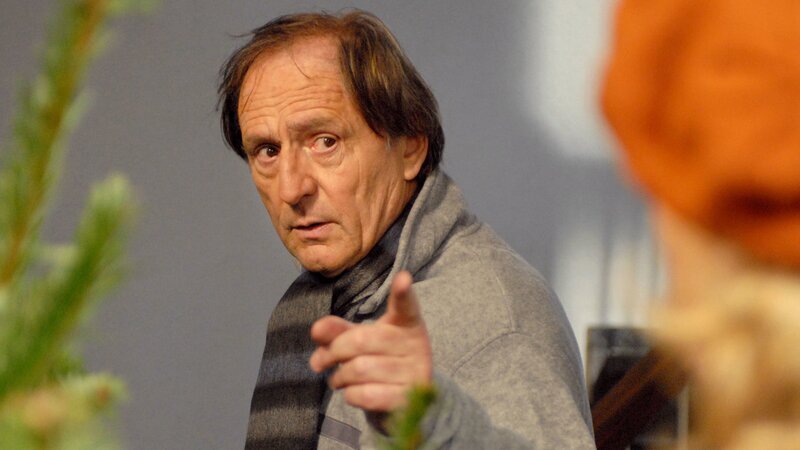 Genervt von den Nachbarn: Anwalt Dr. Wagner (Günther Maria Halmer). – Bild: Honorarfrei – nur für diese Sendung bei Nennung ZDF und SWR/​ARD Degeto/​Reiner Bajo