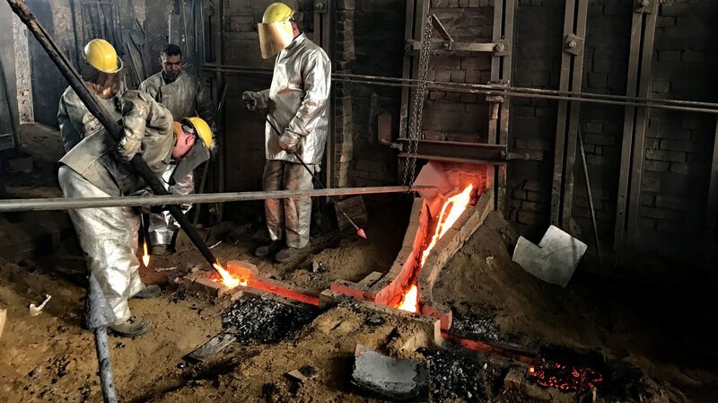 Eine Glockengießerei in Passau. Während des Gusses tragen die Arbeiter spezielle Schutzanzüge. – Bild: BR/​Matti Bauer/​Sorin Dragoi