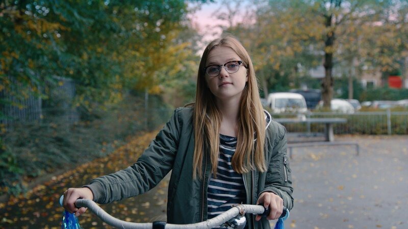 Floor (Bobbie Mulder) mit ihrem neuen Fahrrad im Skate Park. – Bild: NDR/​NL Film/​Maurice Trouwborst