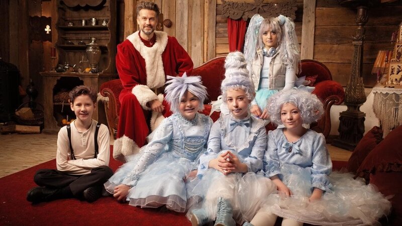 (V.l.n.r.): Sascha als Kind (Finnley Berger), Sascha (Wayne Carpendale), Rosabella als Kind (Zoé Höche), Rosalie als Kind (Lilli Ray), Rosalinde (Hanna Plaß), Rosalba als Kind (Lilli Jellinek) – Bild: Kika