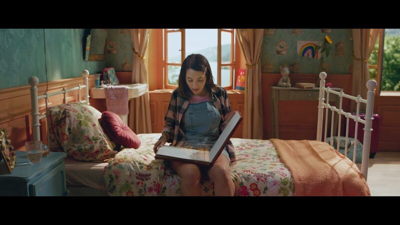 Mia (Margot Nuccetelli) ist mit ihrem Großvater ins Sommerhaus der Familie gefahren. Bereits kurz nach ihrer Ankunft wird sie ins Elfenreich Centopia gerufen. Ihre Hilfe wird dort dringend benötigt. – Bild: ZDF/Studio 100 Media GmbH Mia (Margot Nuccetelli) ist mit ihrem Großvater ins Sommerhaus der Familie gefahren. Bereits kurz nach ihrer Ankunft wird sie ins Elfenreich Centopia gerufen. Ihre Hilfe wird dort dringend benötigt. – Bild: ZDF/Studio 100 Media GmbH