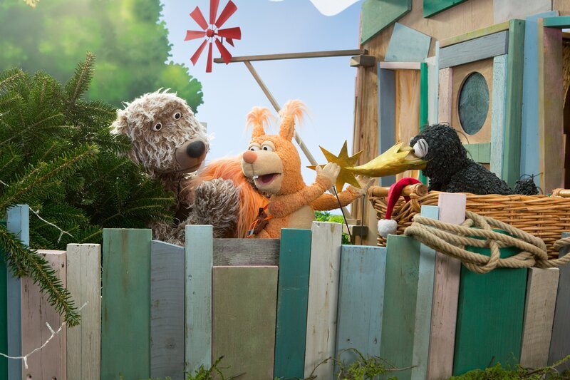Ella (Anna Menzel) und Rudi (Lennart Morgenstern) wollen einen besonderen Glitzerbaum zu Weihnachten. Aber bald geht alles schief und Rudis Schabel steckt im Weihnachtsstern. Kann Buffo (Ulli Voland) nicht helfen? – Bild: ZDF/​Zia Ziarno