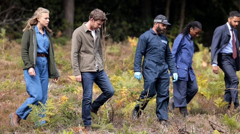 Dr. David Hunter (Harry Treadaway, 2. v. li.) hilft Inspector Mackenzie (Samuel Anderson, re.) bei der Spurensuche. – Bild: Cuba Pictures/​Paramount+/​Rekha Garton