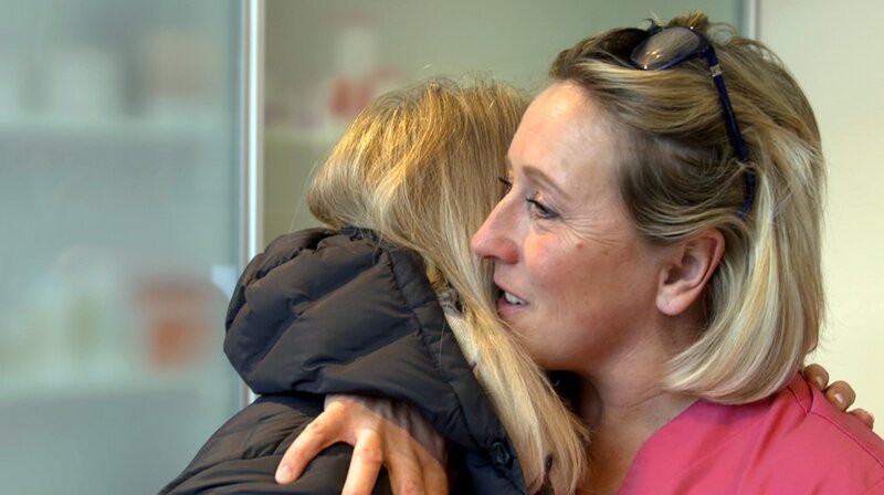 Indys Blutergebnisse haben sich verbessert – Tierärztin Stephanie Petersen umarmt die erleichterte Hundebesitzerin. – Bild: NDR/​Doclights GmbH 2019