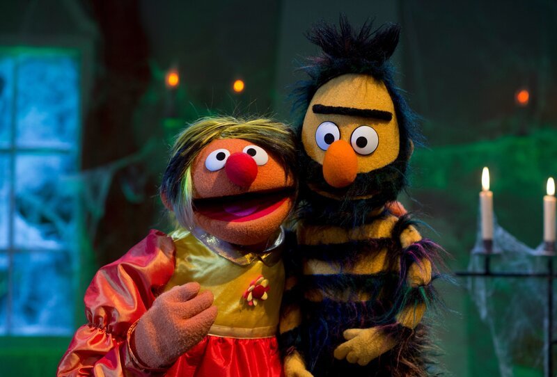 Ernie (l.) und Bert (r.) sind „Die Schöne und das Biest“. – Bild: NDR/​Sesame Workshop