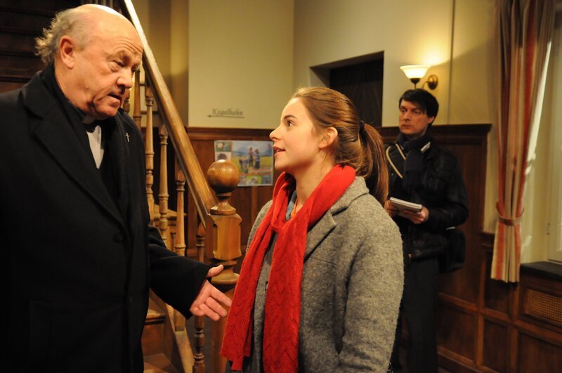 Charlie und Pfarrer Kurz sind froh, dass Schattenhofer sie untertsützt. Von links: Pfarrer Kurz (Hans Stadlbauer) und Charlie Keller (Marie-Claire Schuller). – Bild: BR/​Jo Bischoff