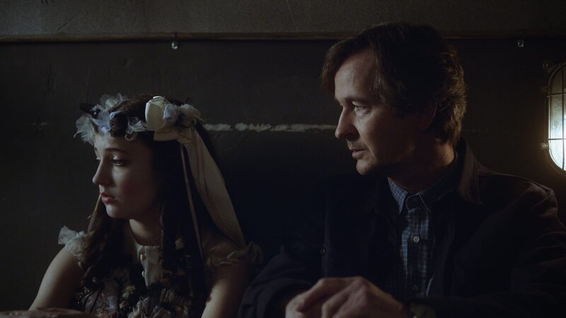 Anna (Fanny Bornedal) wird unruhig. Rechts: Philip (Lars Brygmann). – Bild: BR/​DR/​Bo Tengberg