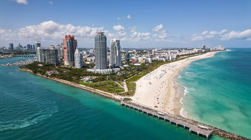 Florida ist ein weiteres Reiseziel von Sarazar. Er startet seinen Campervan-Roadtrip durch den Sunshine State in der Metropole Miami. – Bild: WDR/​White Mandala