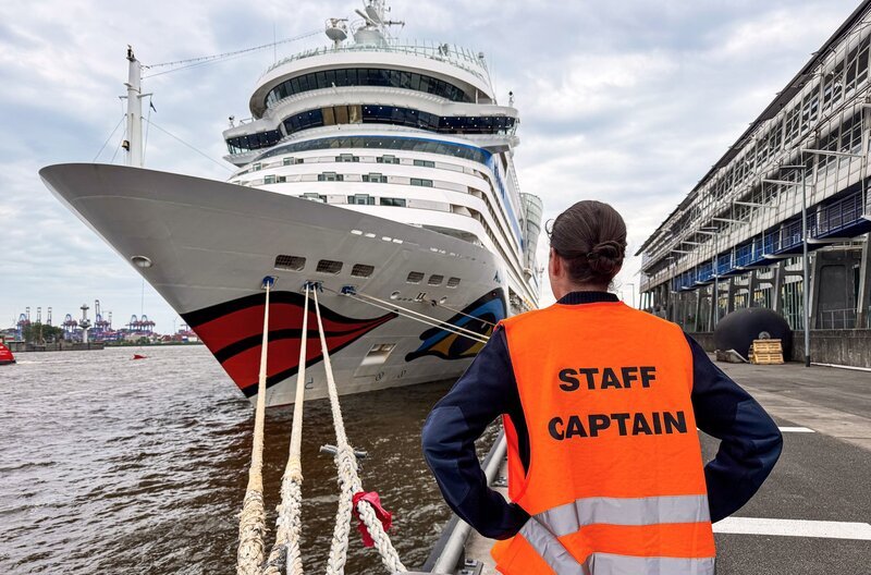 Staff Kapitänin Kristina Steinle inspiziert die AIDA sol im Hamburger Hafen. – Bild: NDR/​jumpmedientv GmbH/​Ulf Thomas