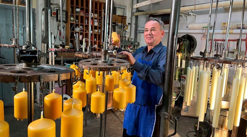 Wachsziehermeister Martin Schenk. – Bild: BR/​Sylvia von Miller/​Dieter Nothhaft/​Peter Kovarik