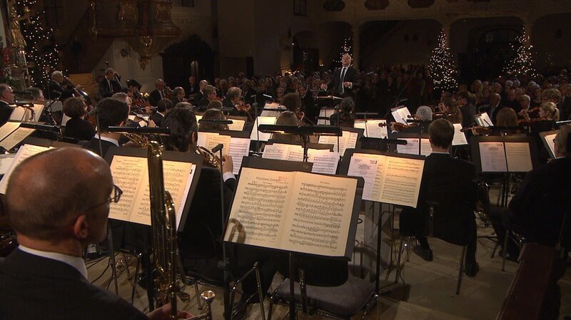Mit Weihnachtsliedern einmal rund um die Welt: Das Münchner Rundfunkorchester und der Chor des Bayerischen Rundfunks musizieren weihnachtlich in der Stadtpfarrkirche in Hilpoltstein. Unter der Leitung von Howard Arman erklingen Werke u.a. von Bach, Taylor oder Adam. – Bild: BR