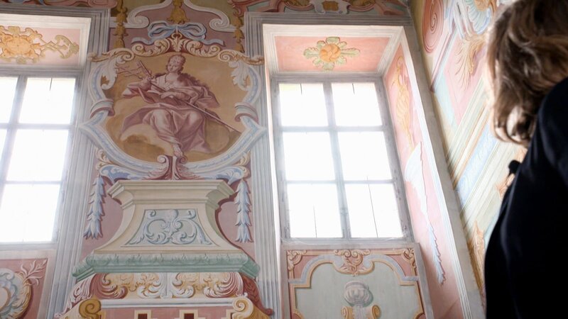 Die Allegorie der Kirche – mit Schlüssel und Papstkrone. – Bild: ORF/​ORF III/​PRODUKTIONSRAUM