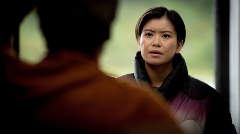 Die Investigativ-Journalistin Maggie Cassidy (Katie Leung) recherchiert auf Runa. – Bild: Cuba Pictures/​Paramount+/​Paul Chappells