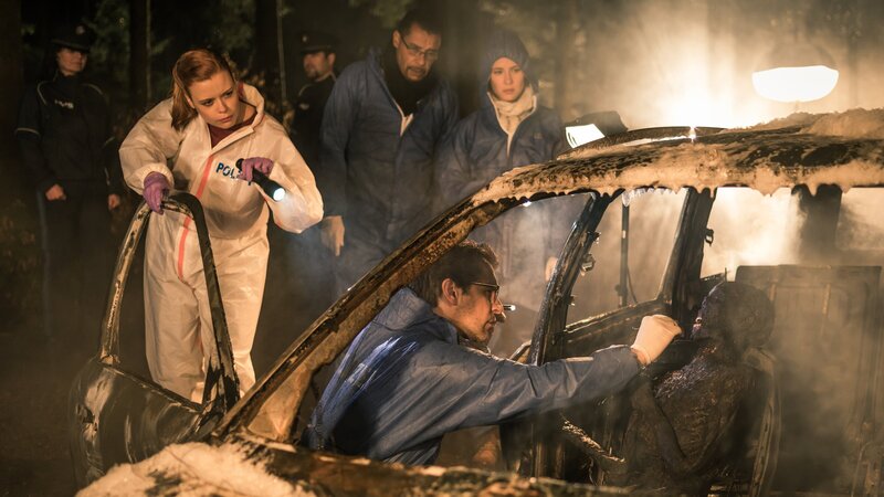 Die SOKOs am Fundort der Leiche: Billie Curio (Sina Reiß, l.), Franz Ainfachnur (Christofer v. Beau, M.), Toni Bischoff (Amanda da Gloria, r.) und Dr. Weissenböck (Florian Odendahl, vorne). – Bild: ZDF und MARKUS SAPPER