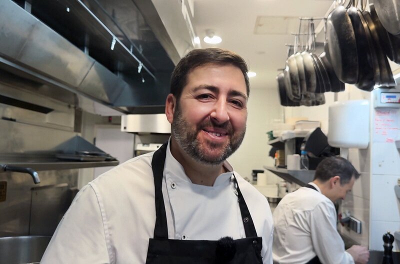 Für Küchenchef David Rodriguez ist die Escudella eine echte Familienangelegenheit: Seine vier Tanten und seine Mutter haben ihm alle Geheimnisse dieses Rezepts verraten. – Bild: Elephant Doc