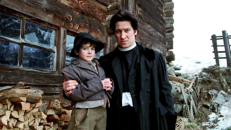 Aaron Karl (Hannes), Tobias Moretti (Joseph Mohr). – Bild: ZDF und ORF, Johannes Cizek Aaron Karl (Hannes), Tobias Moretti (Joseph Mohr). – Bild: ZDF und ORF, Johannes Cizek