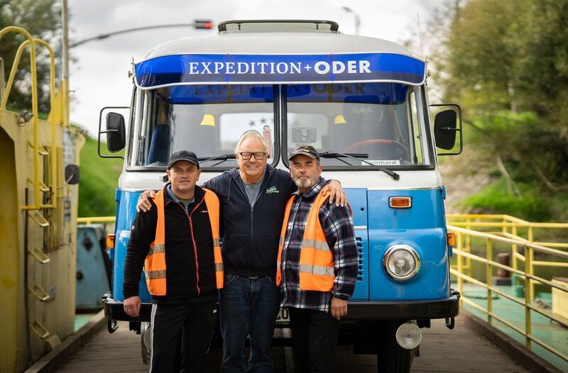Reinhard Rogge überquert mit seinem Robur-Bus auf einer Fähre bei Grzegorzowice die Oder. – Bild: rbb /​ Guido Kilbert