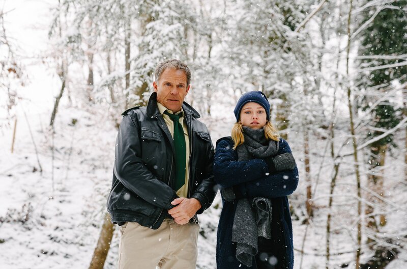 SENDER: ARD – SENDETITEL: Hubert und Staller – Eine schöne Bescherung – UNTERTITEL:  Der Weihnachtsfilm – CAPTION:  ARD/​HUBERT UND STALLER „Eine schöne Bescherung“ – Der Weihnachtsfilm, Anna (Sinje Irslinger) und Hubert (Christian Tramitz) finden eine Leiche. – Bild: ARD/​BR/​TMG/​Emanuel A. Klempa