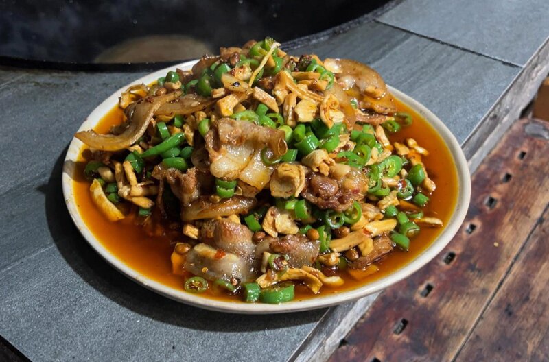 In China wird gebratenes Schweinefleisch mit getrockneten Radieschen serviert. – Bild: Elephant Doc