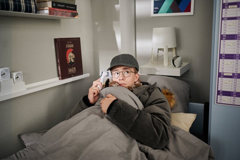 Gustav (Tamino Schenke) glaubt, er sei krank. – Bild: mdr/​Saxonia Media/​Felix Abraham