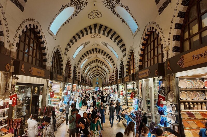 Im Gewürzbasar von Istanbul, einem der traditionellen Handelsplätze der Stadt, befinden sich mehr als 70 Geschäfte auf engem Raum. – Bild: Peter Moers