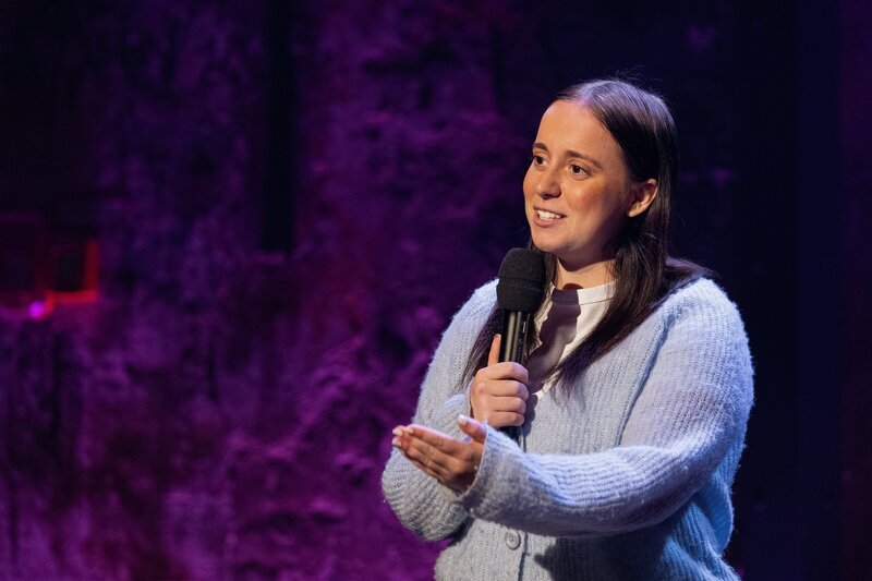 Gelungenes Debüt: Die Stand-Up-Comedienne Maria Ziffy ist erstmals zu Gast bei Till Reiners. – Bild: ZDF und Hannes Thun