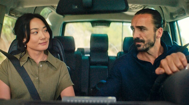 Zoe (Ariana Gansuh) und Leon (Blerim Destani) im Auto – Bild: SR/​FOUR GUYS Film Distribution