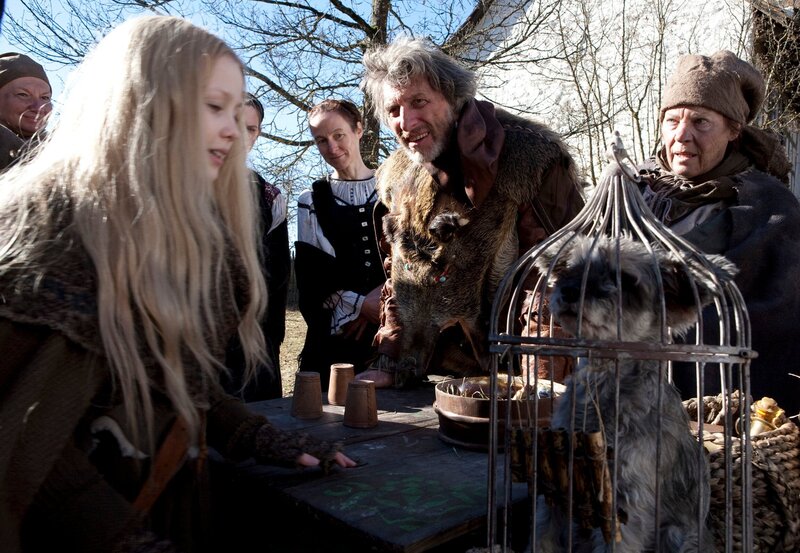 Mina (Meira Durand) ist überrascht, dass sie mit Flix, dem Hund, sprechen kann. – Bild: SWR/​Markus Fenchel