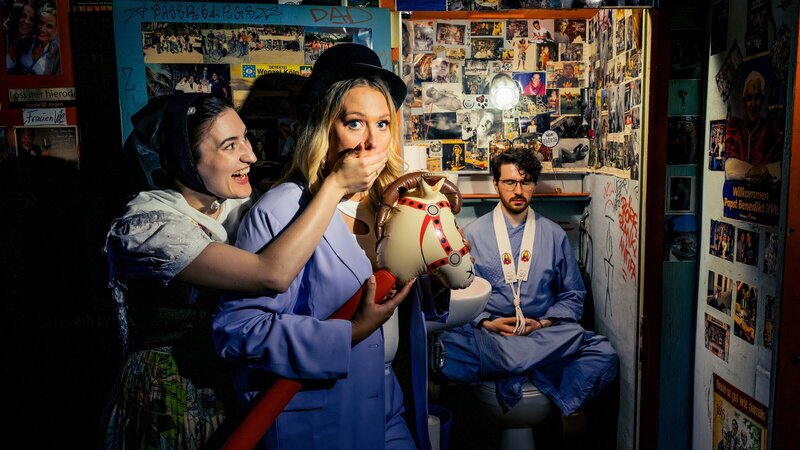 Fünf Religionen. Eine Atheistin. Sechs unvereinbare Welten. Göttlich gute Freunde – ein Experiment über Freundschaft. Von links: Gloria, Josi und Darmasara – Bild: ZDF und Maximilian von Lachner