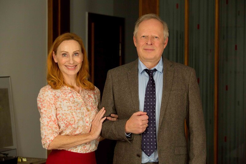Gundula Bundschuh (Andrea Sawatzki) und Gerald Bundschuh (Axel Milberg) wollen an Weihnachten ihren Familienfrieden retten! – Bild: VOLKER ROLOFF /​ ZDF