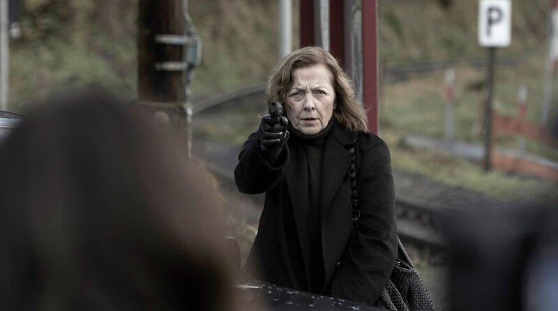 Sabine Berger (Irene Rindje) zieht ihre Waffe. – Bild: ARD Degeto Film/​Kai Schulz