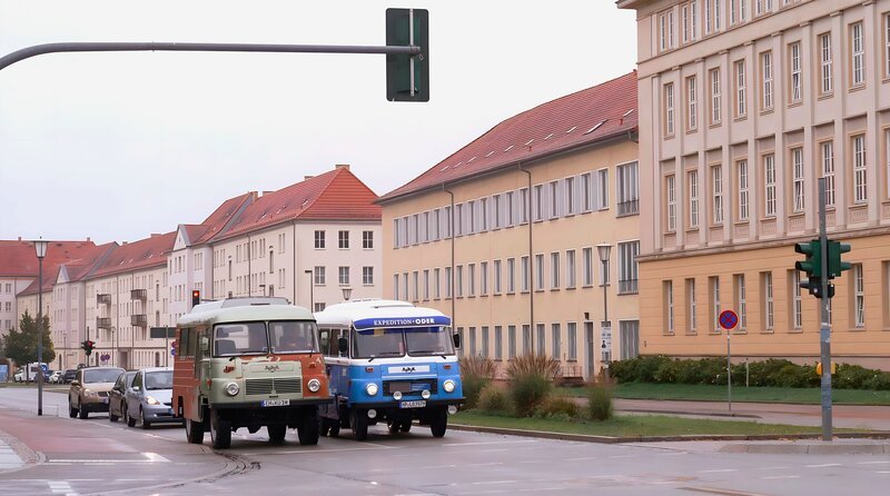 Die Oder trägt viele Geschichten mit sich – von der Quelle im Odergebirge bis zur Mündung in die Ostsee. Über Jahrhunderte war sie Lebensraum und Transportweg, war „letzte Front“ im Zweiten Weltkrieg und „Friedensgrenze“ zwischen Polen und der DDR. Aber was wissen wir wirklich über diesen Fluss? „Expedition Oder“ begibt sich auf Entdeckungsreise. – Roburpower in Eisenhüttenstadt – Bild: rbb/​Guido Kilbert